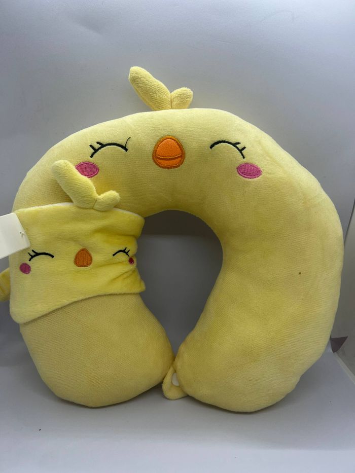 Нүдний хаалттай аяллын дэр