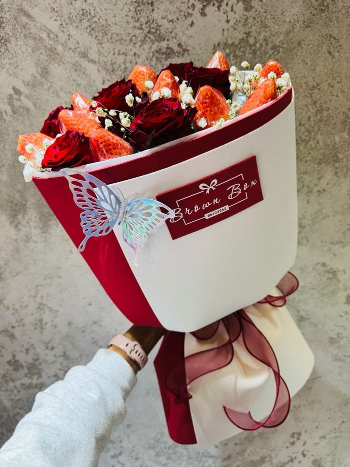 Гүзээлзгэнэтэй улаан сарнай