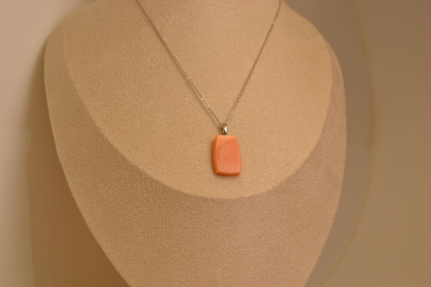 ягаан шүрэн кулон