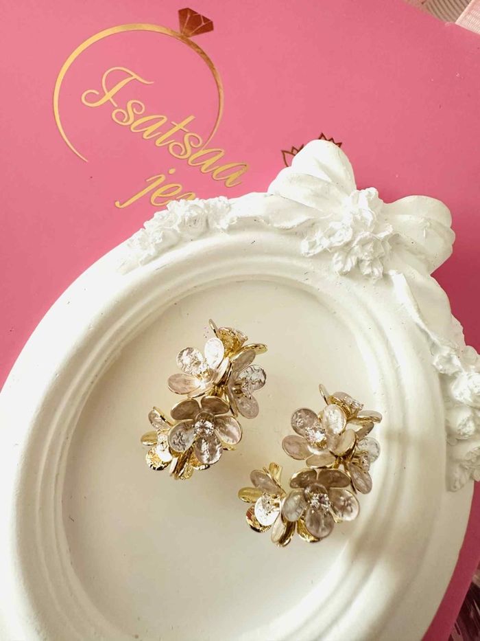 Цэцэгтэй ээмэг