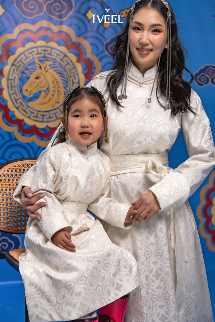 Хүүхдийн эмжээртэй дээл