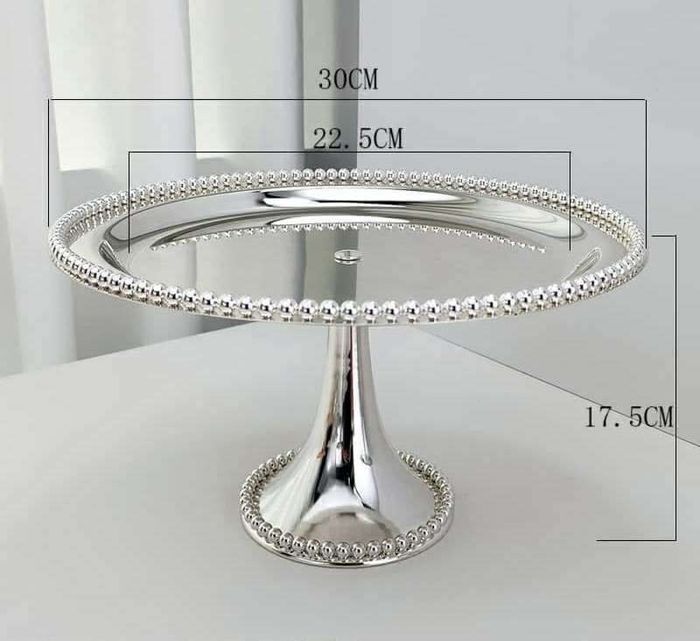 Идээний таваг өндөр хөлтэй