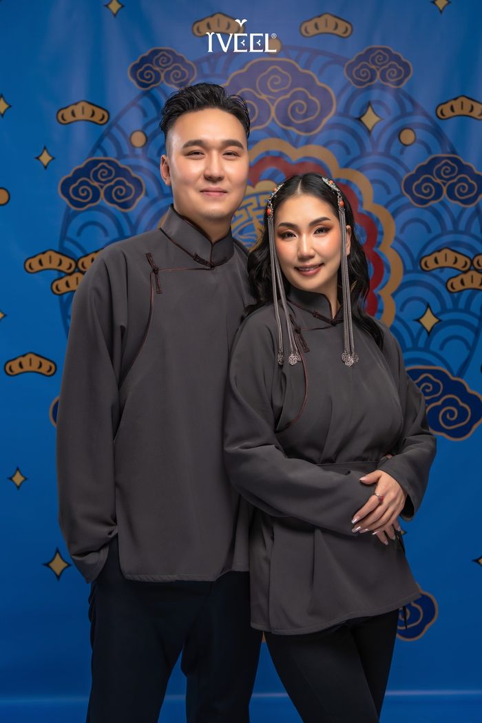 Уламжлалт эмжээртэй  эмэгтэй цамц