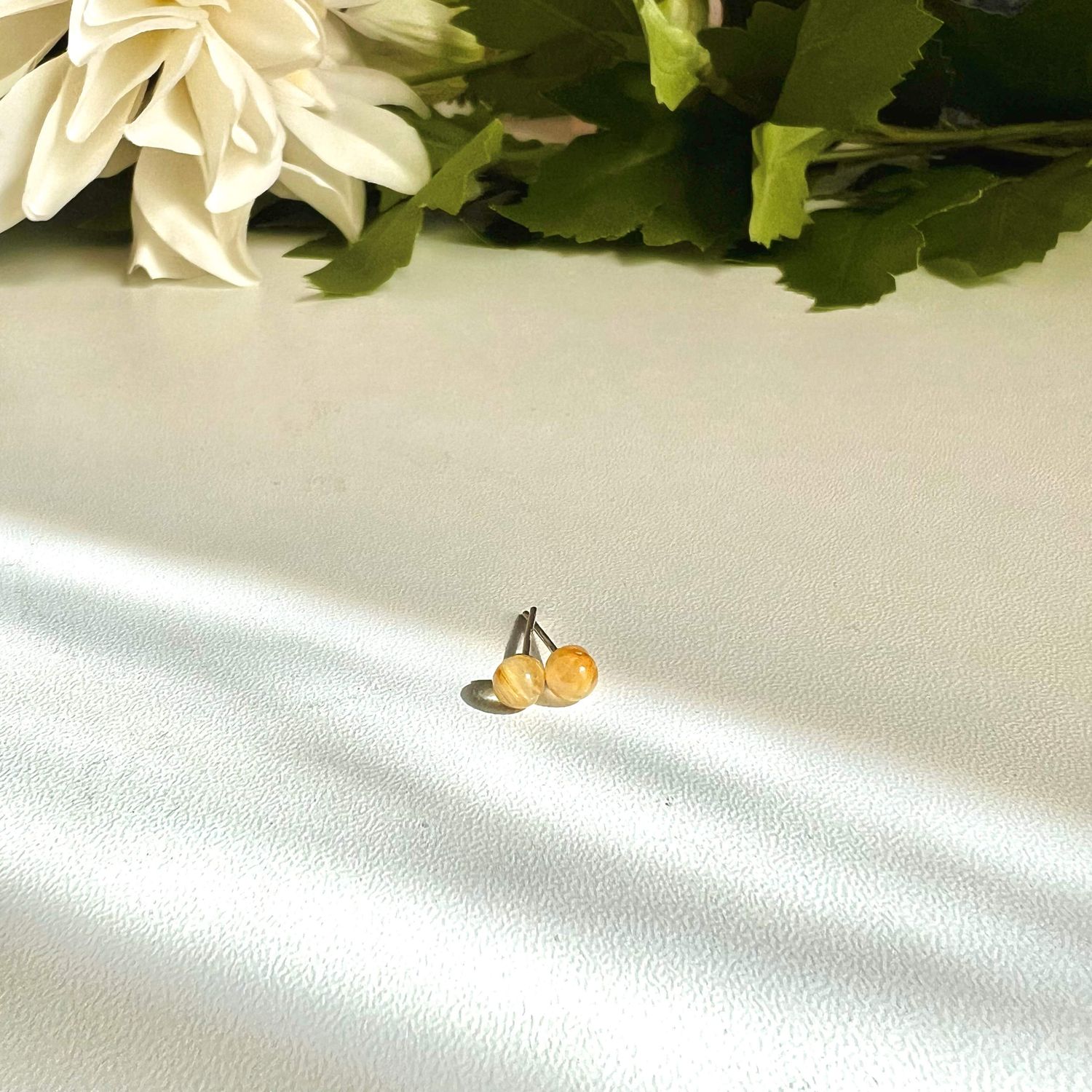 Алтан үст болор ээмэг