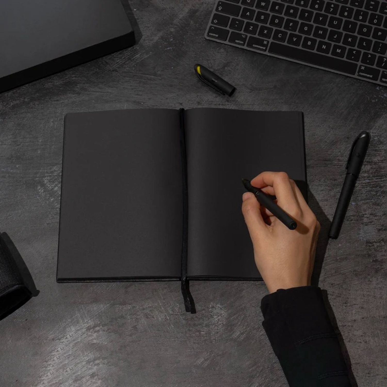 Хар дэвтэр цагаан үзэгтэй