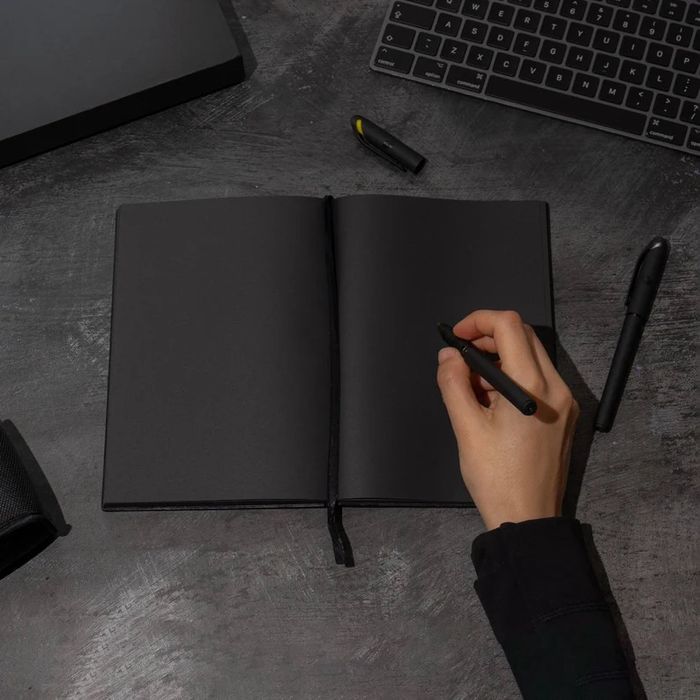 Хар дэвтэр цагаан үзэгтэй