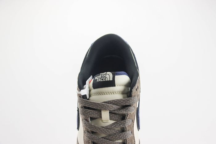  Nike SB Dunk Low x  The North Face 28