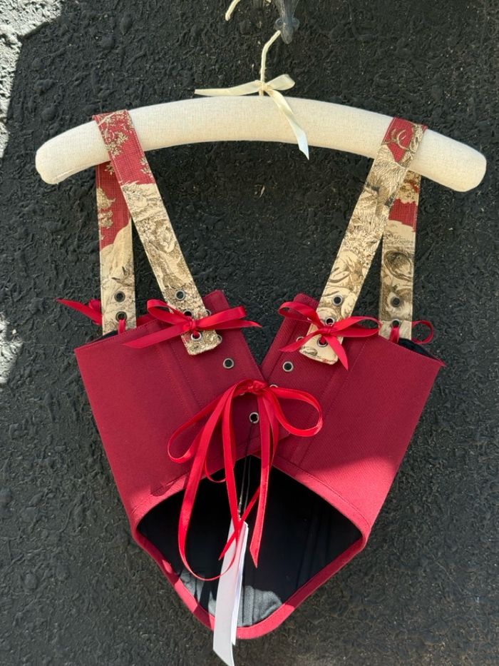 ‘Royal rouge’ underbust corset