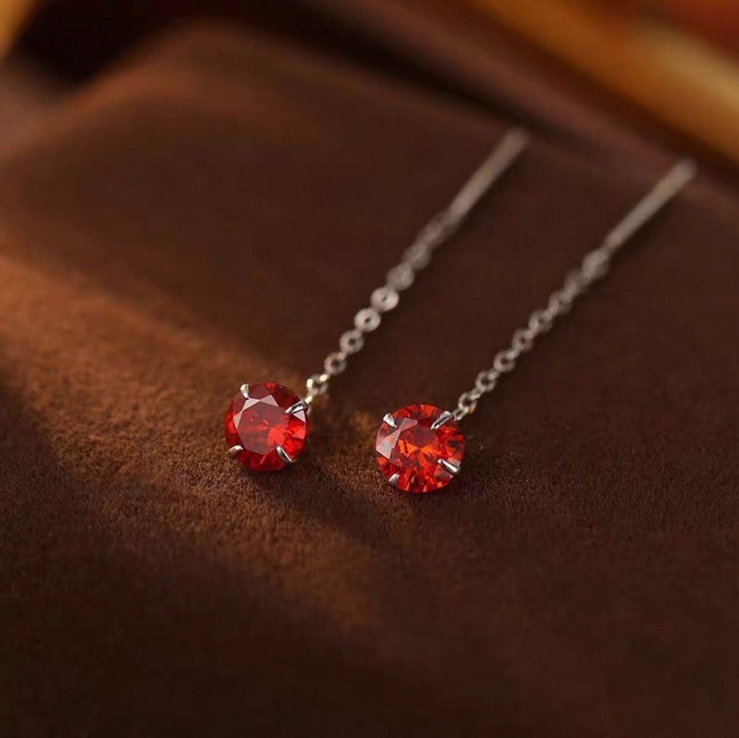 Мөнгөн ээмэг гинжтэй улаан