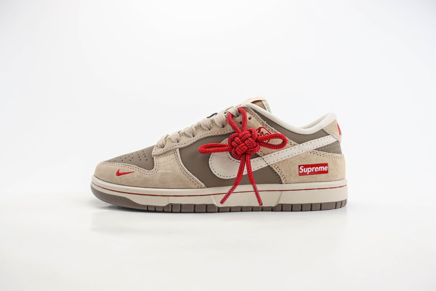 Nike SB Dunk Low x supreme 15