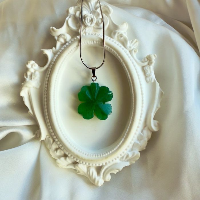 "Lucky Girl" Зүүлт