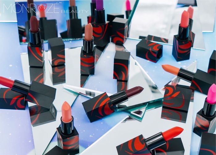 Чийгшүүлэгчтэй уруулын будаг