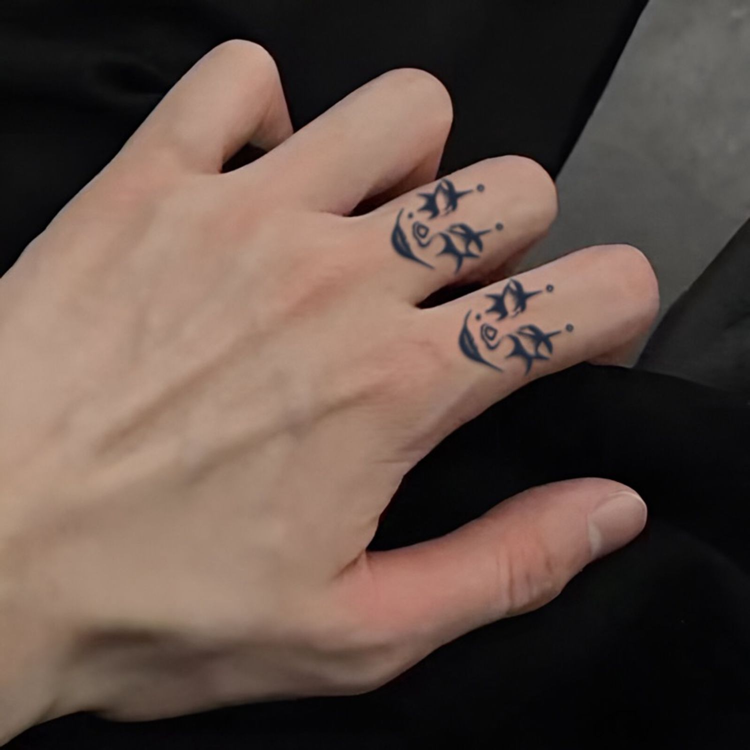 Clown finger Усан шивээс