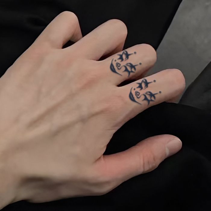 Clown finger Усан шивээс