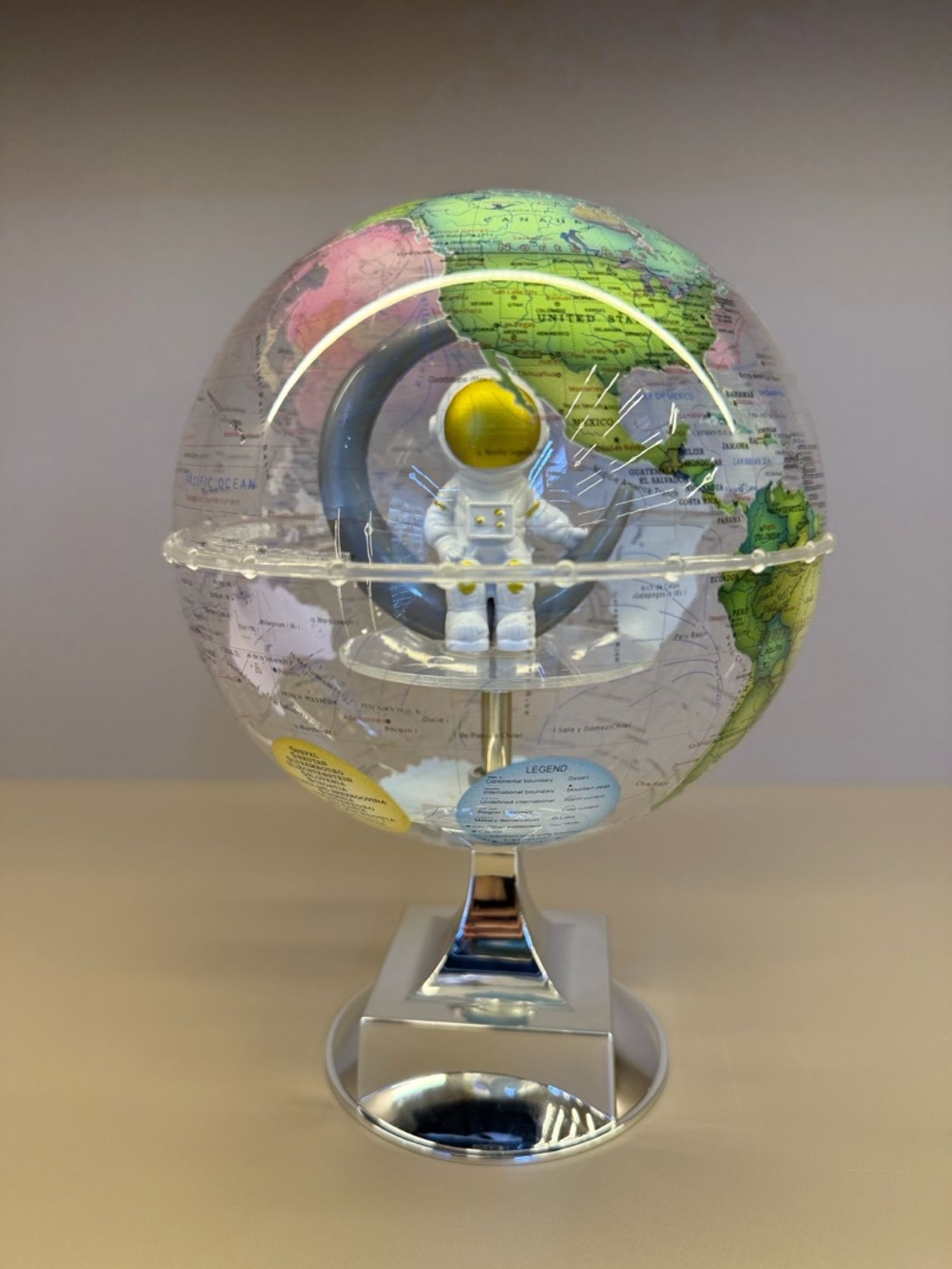 глобус өөрөө эргэдэг