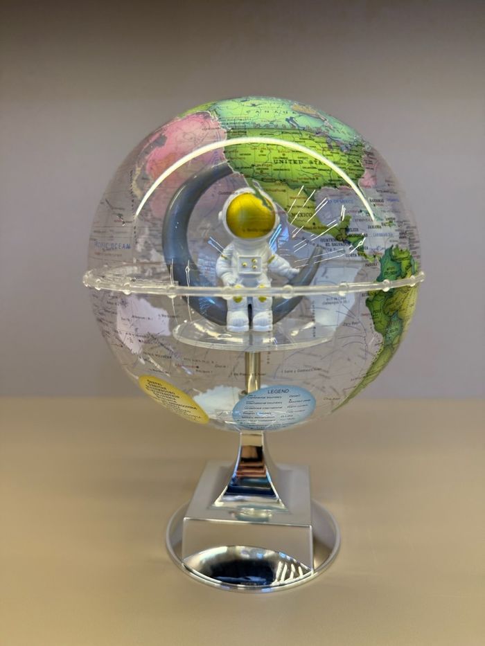 глобус өөрөө эргэдэг