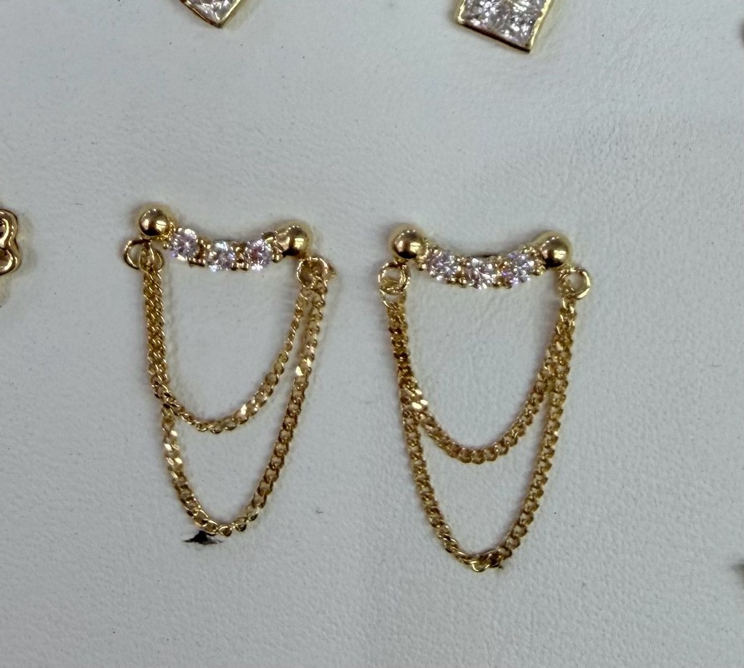 Монет хийцээрээ ээмэг