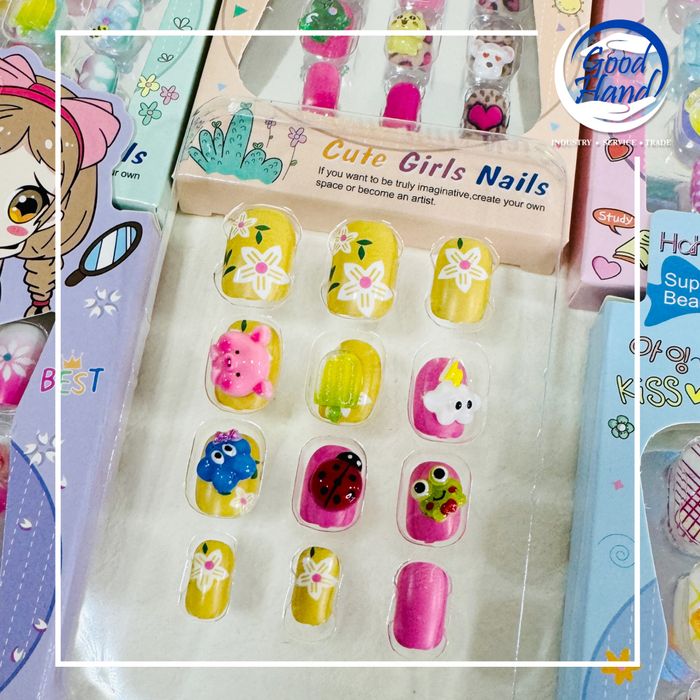 Наадаг хумс-хүүхэд, маникуртай